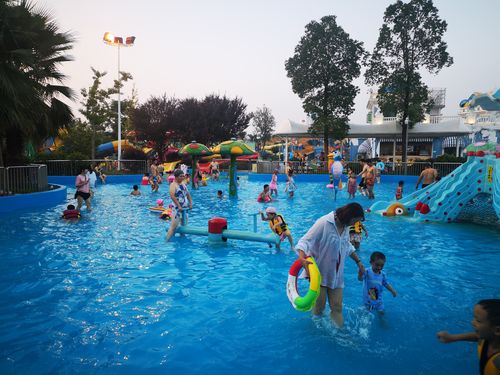 游客在株洲云龙水上乐园享受夏日清凉