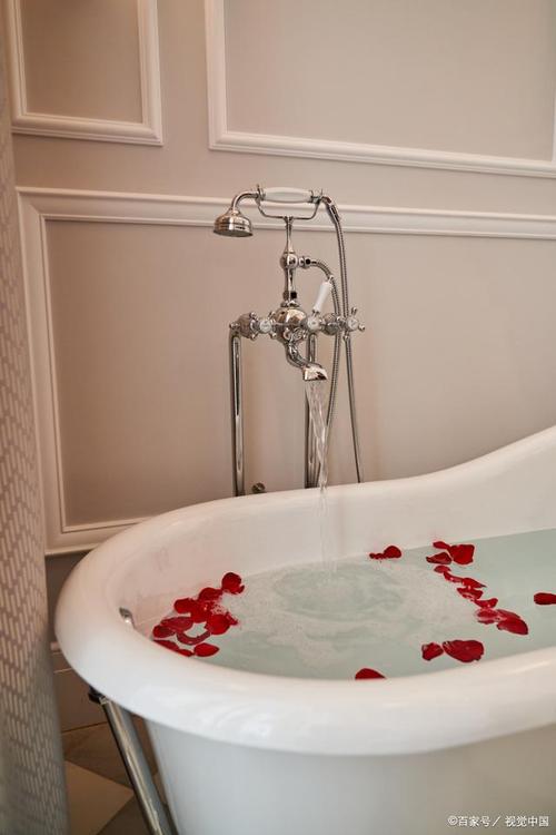 家居装修大多采用浴缸,能有效缓解疲劳,使用起来更舒适,但安装前一定