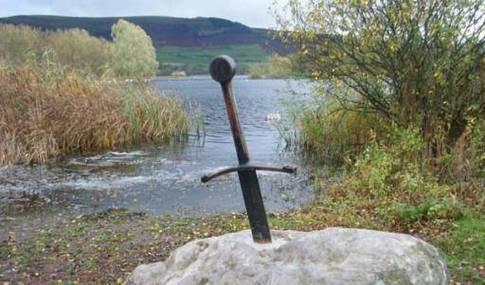 在内兰戈斯湖公园有这么一把石中剑,是一名铁匠精心浇注而