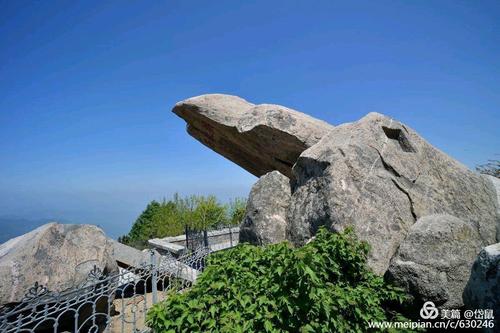 拱北石,为泰山四景之一.又名观海石,探海石.石长6.