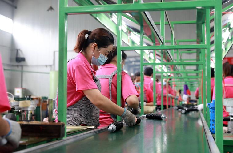 8月3日,河北省邢台市任泽区一家汽摩配件生产企业员工在生产线上包装