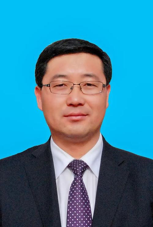 刘凤云当选为东胜区人民政府区长