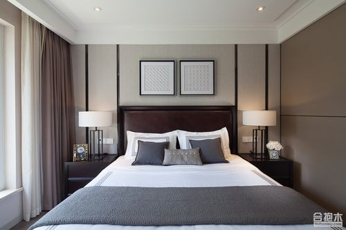 床头背景墙的装饰充分利用了线条元素来塑造新中式氛围.