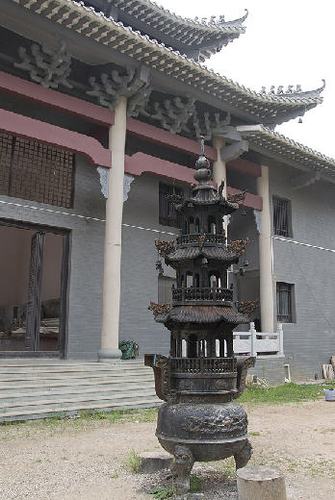 年10月17日,国内最大的茵陈木质弥勒大佛像安坐于赣县田村宝华寺内