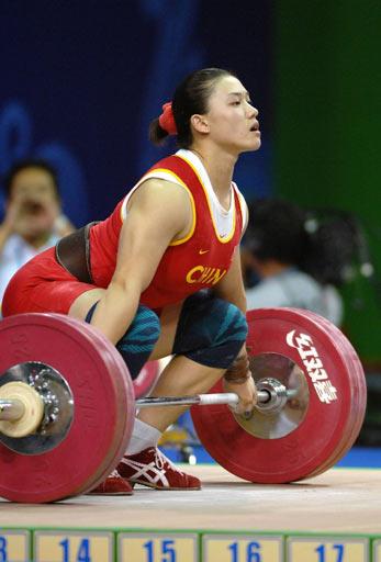 图文女子75公斤级曹磊获两金曹磊准备抓举