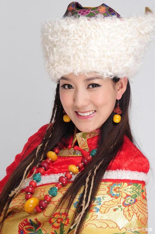 美丽的藏族女孩泽旺拉姆,唱着《山歌的故乡》向我们走来!