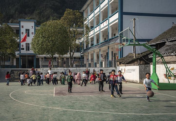 3月20日拍摄于贵州黔东南州丹寨县南皋乡石桥小学,学生们正在上体育课