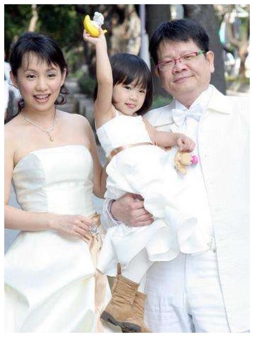 2003年,37岁的蔡幸娟与相恋五年的电视制作人谢孔忠在拉斯维加斯结婚