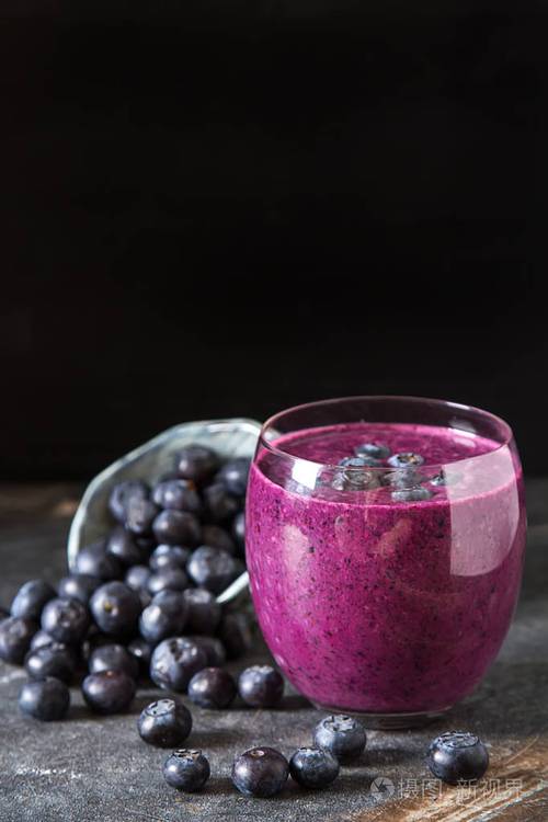 玻璃杯里的新鲜多汁蓝莓果汁.简单的背景