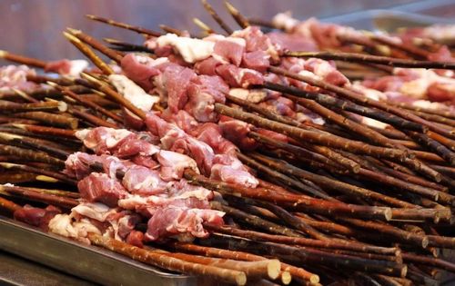 新疆以外的地方把烤肉串叫做羊肉串,所谓串,就是用