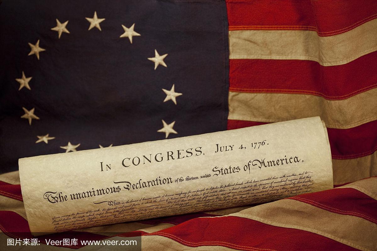 美国独立宣言躺在脏兮兮的贝琪·罗斯旗上