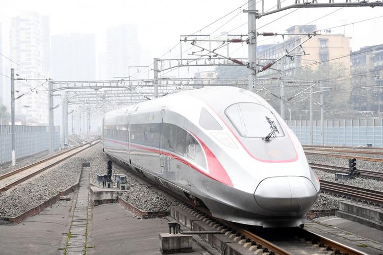 12月24日,g8608次"复兴号"高铁列车驶出重庆沙坪坝站.