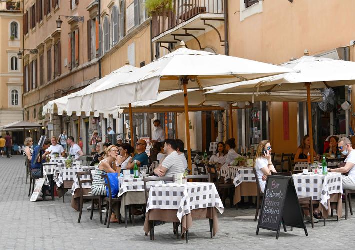 6月24日,人们在意大利罗马一家餐馆的户外区域消费.   新华社发