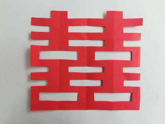 描图本剪纸教程依旧使用的是对称的剪纸图案因此可以直接进行一对称