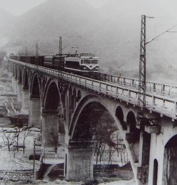 老照片:1986年的贵州贵阳老照片,过街天桥,老火车站,汽车站