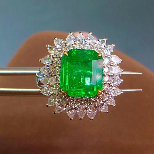 18k祖母绿戒指颜色很翠绿玻璃晶体火彩非常好款式简约优雅超大气哒主
