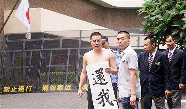 刘强被韩国警方暂时扣押,然而,在许多人的眼中,他并不是罪犯,相反,他
