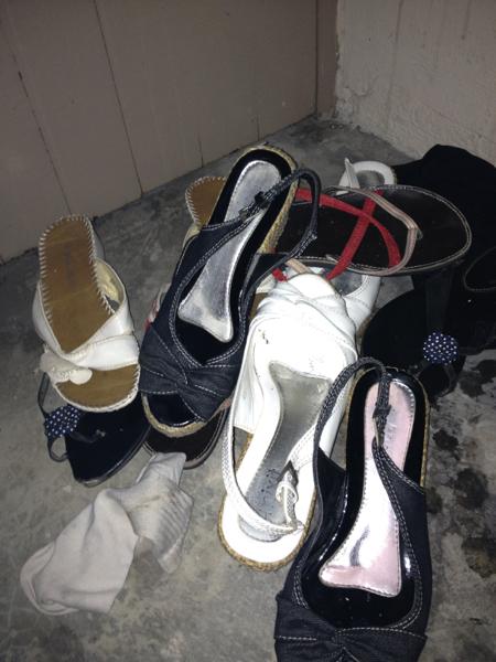 我下楼扔了几双旧凉鞋在垃圾堆里看见一个少女在吃垃圾里的剩饭 还翻