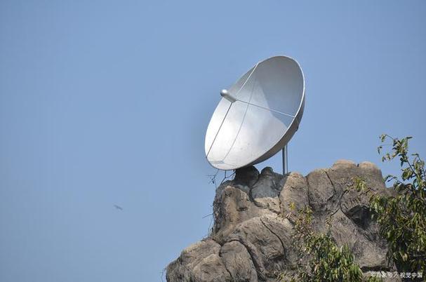 "卫星锅"是一种利用卫星信号接收电视节目的设备,由于其具有高清晰度