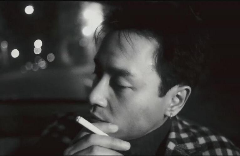 你问的是致敬香港电影短片中,张国荣在车里抽烟的片段吧.