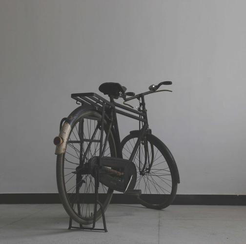  >英国"黑加路"28寸双杠单车年代:20世纪;尺寸:通长184cm,通宽25cm,通