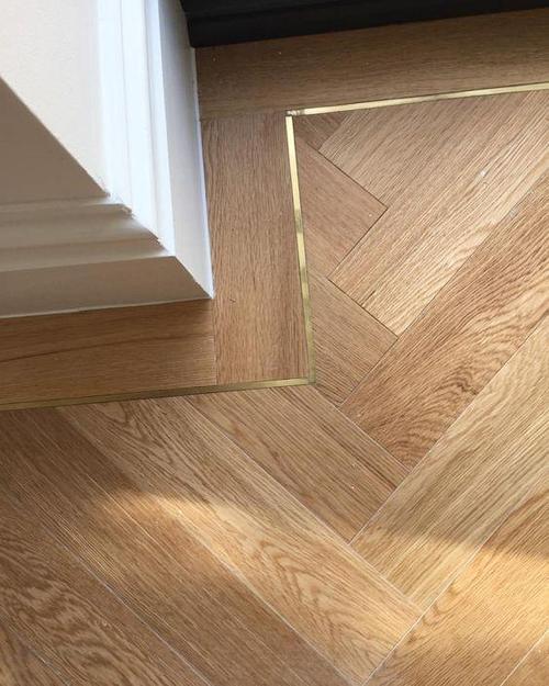 除了瓷砖,木地板也可以参考这个方法,让师傅卡个小凹槽,确保在一条