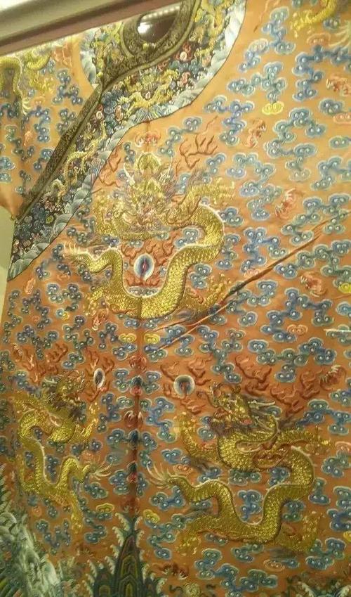 龙袍龙纹之间绣的五彩云纹和蝙蝠纹   沈阳故宫博物院藏