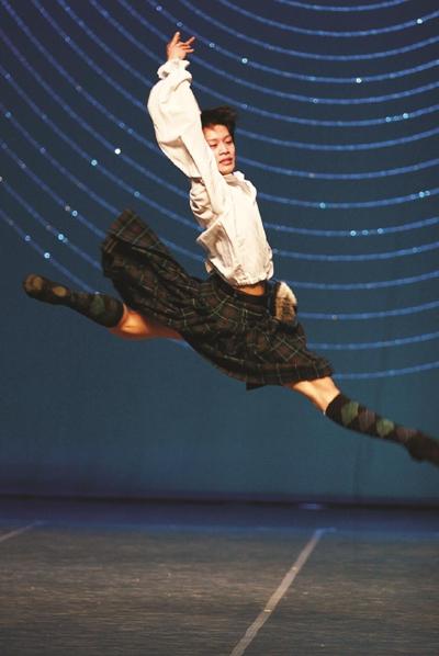 2007年,上芭首席演员吴虎生获得第九届纽约国际芭蕾舞比赛男子组