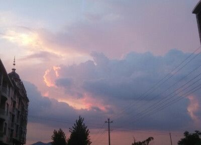 下了暴雨后看见的粉红云无滤镜