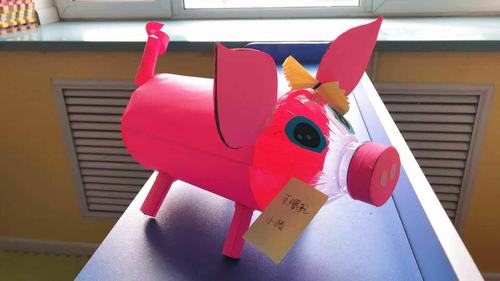王熠航小朋友    作品名称:粉红小猪储蓄罐