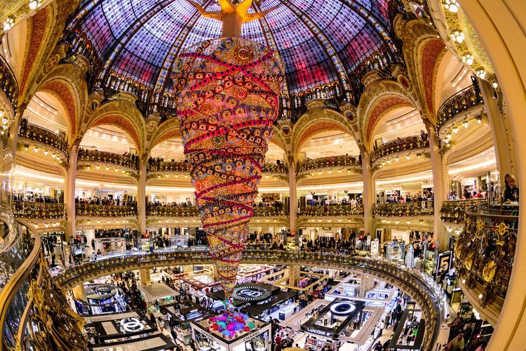 老佛爷百货全称巴黎老佛爷百货商店,它诞生于1893年,占据了奥斯曼