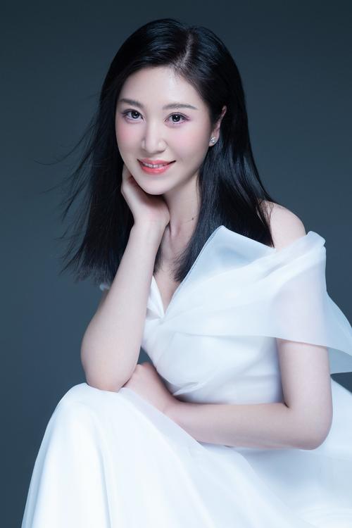 伊泓远,1982年5月6日出生于黑龙江省绥化市,中国内地民族唱法歌唱演员