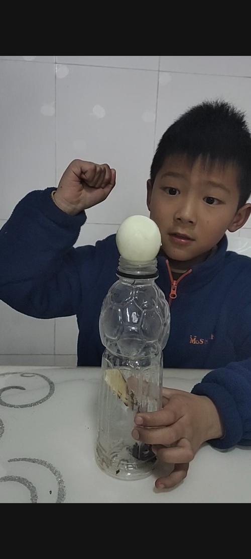 科学小实验《吃鸡蛋的瓶子》徽县实验小学二年级二班刘宇恒
