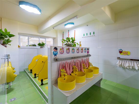 幼儿园厕所的日常清理1,卫生用具的清洁幼儿园厕所的使用频率是比较高