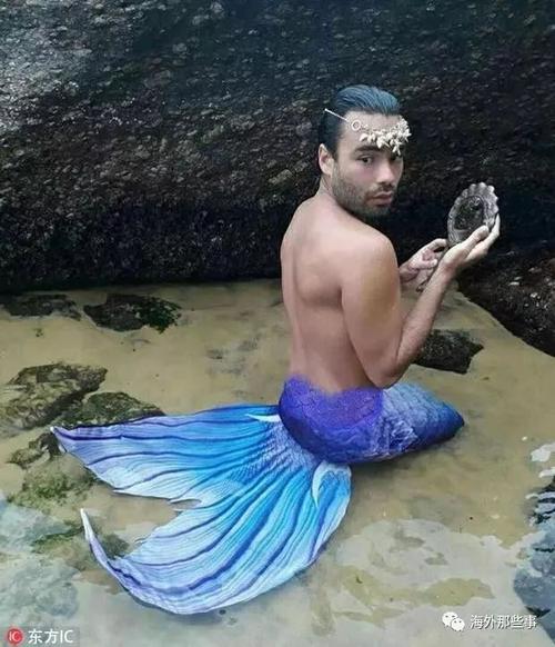douglas还将自己扮演美人鱼的照片贴在网上,回击那些歧视"美男鱼",和