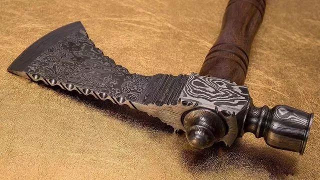 的印第安烟袋战斧既是印第安人赖以生存的工具,也是抵御外敌的武器,斧