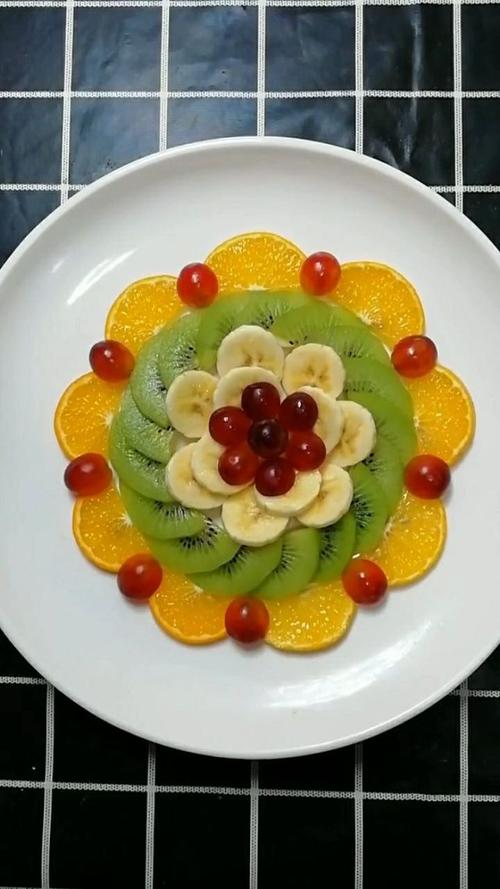 这个水果拼盘摆的真好看,这样吃水果仪式感满满