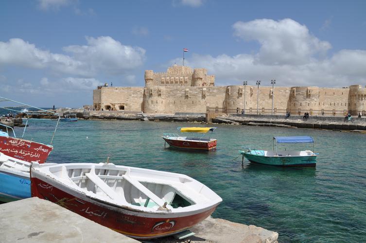 亚历山大是埃及在地中海的一个港口,埃及的第二大城市