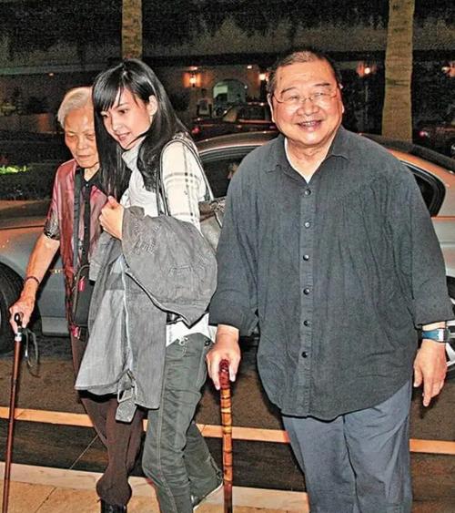 55岁周慧敏秀恩爱,结婚13年未生子,丈夫被曝8次出轨却原谅_腾讯新闻