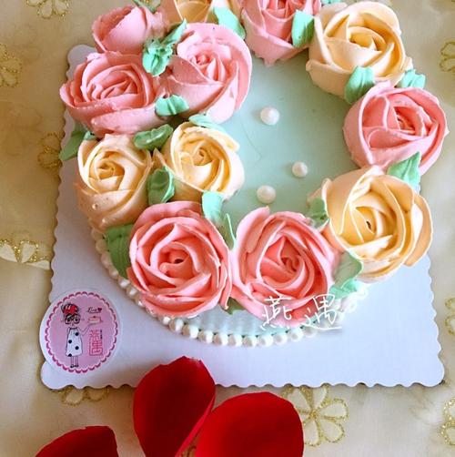 燕子nono做的玫瑰花裱花的蛋糕