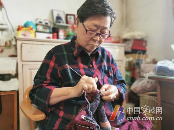 鄞州曙光社区也有一位"毛衣奶奶" 五年织了上百件爱心毛衣-新闻中心-