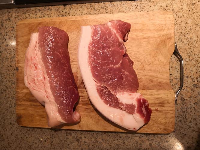 猪肉2斤多,瘦肉,肥肉分开切,用肥肉熬油.