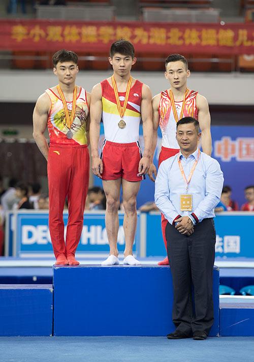 5月8日,天津队选手穆济勒(中),江苏队选手孙炜(左),北京队选手肖若腾