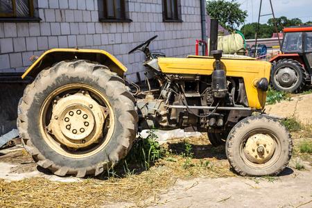 在第二十世纪70s 生产的一辆旧拖拉机.农业机器侧面的照片.