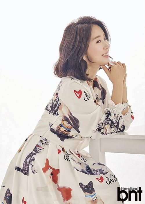 组图:韩女星尹宥善写真公开 演绎春日优雅氛围