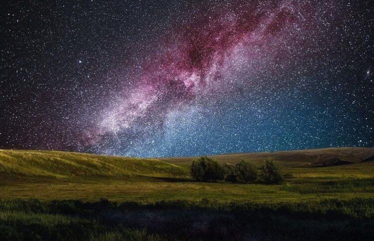 夜晚,草原上繁星漫天,银河清晰可见,大大小小的星星像钻石一样,在浩瀚