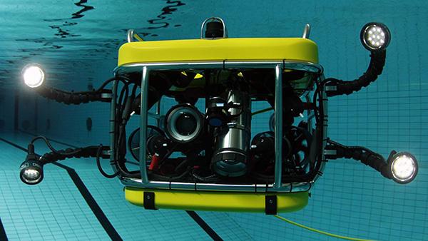 官兵首次使用水下机器人开展水域救援演练
