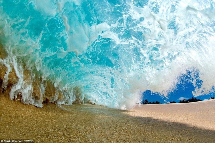 美摄影师水中冒死抢拍世界最大海浪 组图