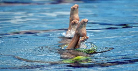 图文-花样游泳奥运资格赛双人赛 倒立水中只露双脚