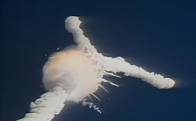 这个美国的航天飞机叫挑战者号,在发射73秒后爆炸解体,7名宇航员全部